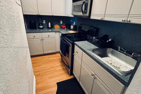 Condo in Miami Beach, Florida  № 2002904 - photo 10