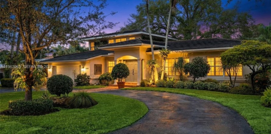 Дом в Корал-Гейблс, Флорида 4 спальни, 354.61м2 № 2026299