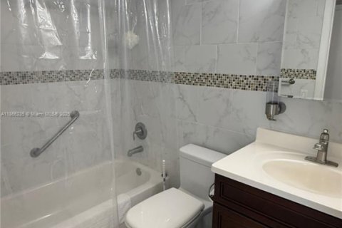 Condo in Sunrise, Florida, 2 bedrooms  № 1893555 - photo 12