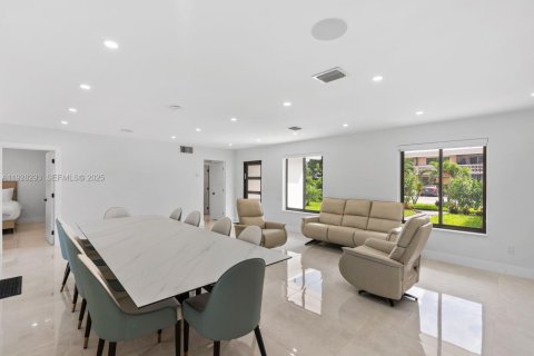 House in Miami, Florida 4 bedrooms, 152.92 sq.m. № 1986821 - photo 11