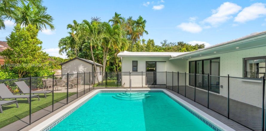 House in Miami, Florida 4 bedrooms, 152.92 sq.m. № 1986821