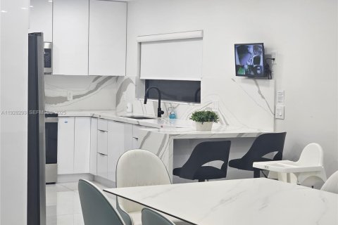 House in Miami, Florida 4 bedrooms, 152.92 sq.m. № 1986821 - photo 18