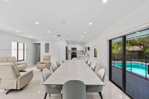 House in Miami, Florida 4 bedrooms, 152.92 sq.m. № 1986821 - photo 15