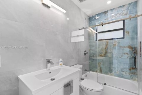 House in Miami, Florida 4 bedrooms, 152.92 sq.m. № 1986821 - photo 27