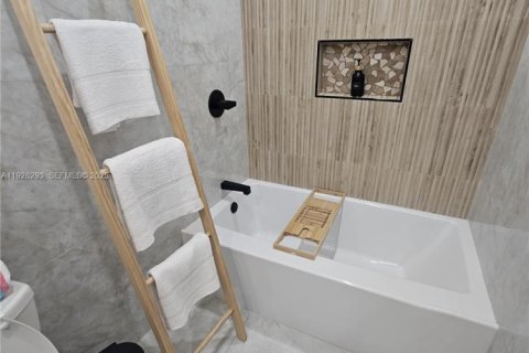 House in Miami, Florida 4 bedrooms, 152.92 sq.m. № 1986821 - photo 23