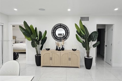 House in Miami, Florida 4 bedrooms, 152.92 sq.m. № 1986821 - photo 14