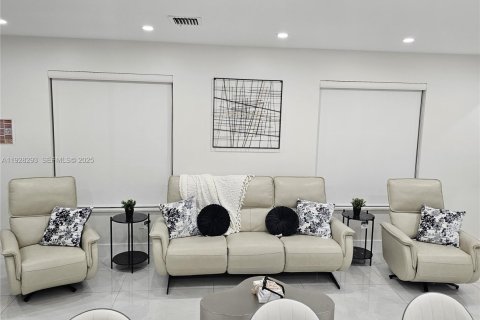 House in Miami, Florida 4 bedrooms, 152.92 sq.m. № 1986821 - photo 10