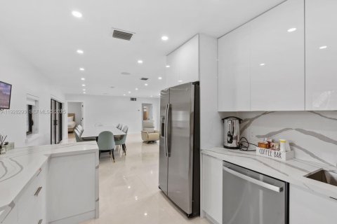 House in Miami, Florida 4 bedrooms, 152.92 sq.m. № 1986821 - photo 16