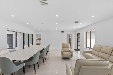 House in Miami, Florida 4 bedrooms, 152.92 sq.m. № 1986821 - photo 13
