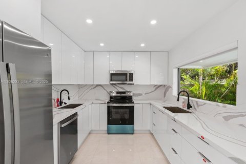 House in Miami, Florida 4 bedrooms, 152.92 sq.m. № 1986821 - photo 17