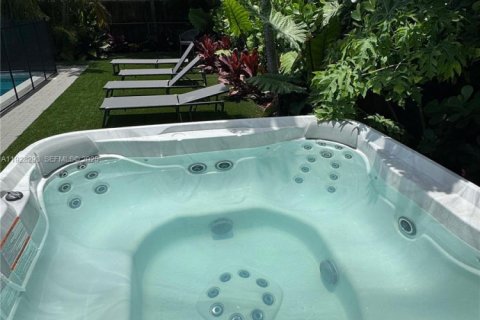 House in Miami, Florida 4 bedrooms, 152.92 sq.m. № 1986821 - photo 8