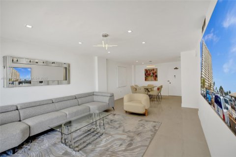 Condominio en venta en Hallandale Beach, Florida, 2 dormitorios, 115.2 m2 № 1860710 - foto 6