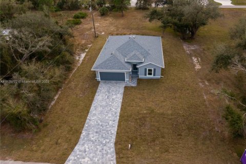 House in Port Charlotte, Florida 3 bedrooms, 149.76 sq.m. № 1781529 - photo 3