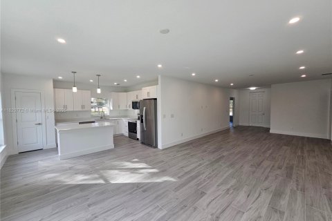 House in Port Charlotte, Florida 3 bedrooms, 149.76 sq.m. № 1781529 - photo 19