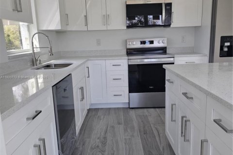 House in Port Charlotte, Florida 3 bedrooms, 149.76 sq.m. № 1781529 - photo 17