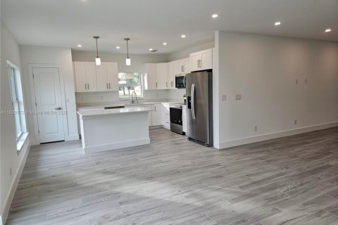 House in Port Charlotte, Florida 3 bedrooms, 149.76 sq.m. № 1781529 - photo 16