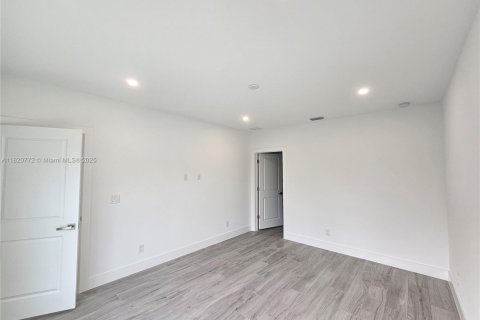 House in Port Charlotte, Florida 3 bedrooms, 149.76 sq.m. № 1781529 - photo 23