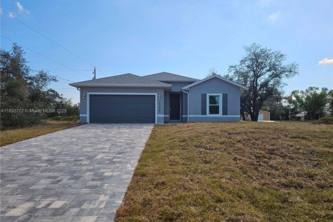 House in Port Charlotte, Florida 3 bedrooms, 149.76 sq.m. № 1781529 - photo 1