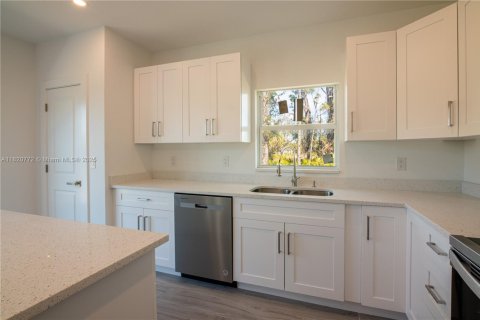 House in Port Charlotte, Florida 3 bedrooms, 149.76 sq.m. № 1781529 - photo 18