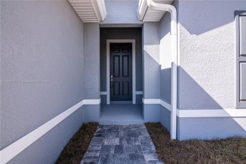 House in Port Charlotte, Florida 3 bedrooms, 149.76 sq.m. № 1781529 - photo 2