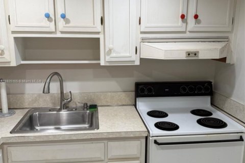 Condo in Pompano Beach, Florida, 1 bedroom  № 1921063 - photo 13