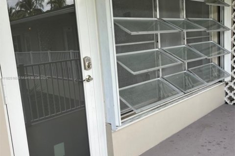 Condo in Pompano Beach, Florida, 1 bedroom  № 1921063 - photo 5