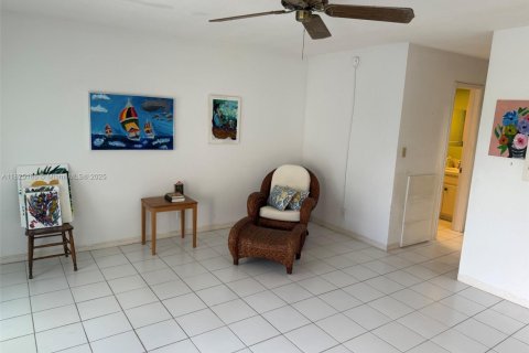 Condo in Pompano Beach, Florida, 1 bedroom  № 1921063 - photo 9