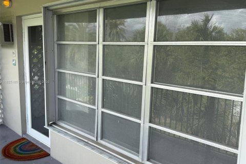 Condo in Pompano Beach, Florida, 1 bedroom  № 1921063 - photo 3