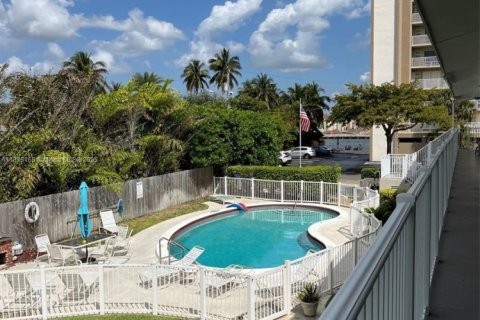 Condo in Pompano Beach, Florida, 1 bedroom  № 1921063 - photo 25