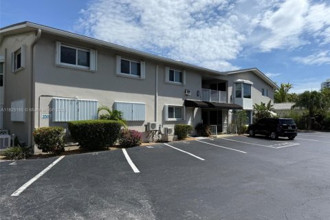 Condo in Pompano Beach, Florida, 1 bedroom  № 1921063 - photo 1