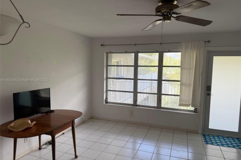 Condo in Pompano Beach, Florida, 1 bedroom  № 1921063 - photo 11