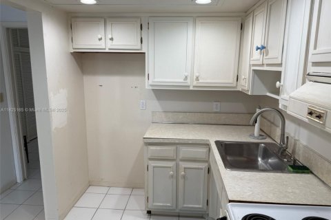 Condo in Pompano Beach, Florida, 1 bedroom  № 1921063 - photo 14