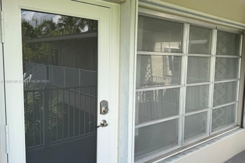 Condo in Pompano Beach, Florida, 1 bedroom  № 1921063 - photo 4