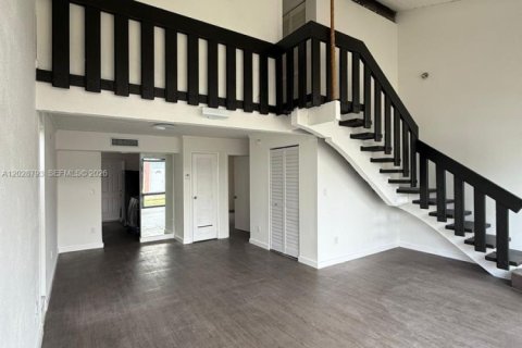 Villa ou maison à vendre à Miami, Floride: 2 chambres, 107.77 m2 № 2257806 - photo 2