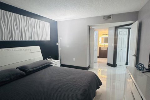 Condo in Miami, Florida, 2 bedrooms  № 1800835 - photo 14
