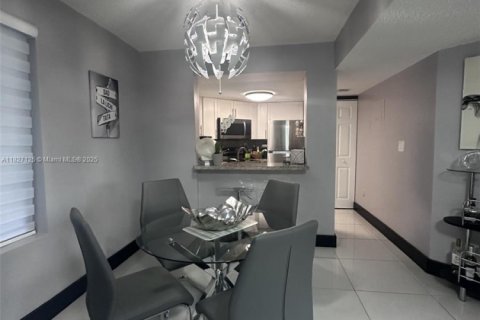 Condo in Miami, Florida, 2 bedrooms  № 1800835 - photo 7