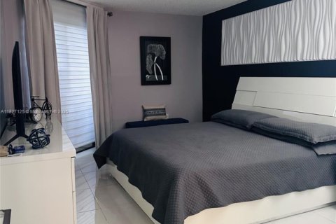Condo in Miami, Florida, 2 bedrooms  № 1800835 - photo 13