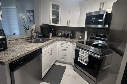 Condo in Miami, Florida, 2 bedrooms  № 1800835 - photo 9