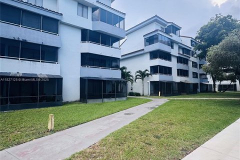 Condo in Miami, Florida, 2 bedrooms  № 1800835 - photo 2