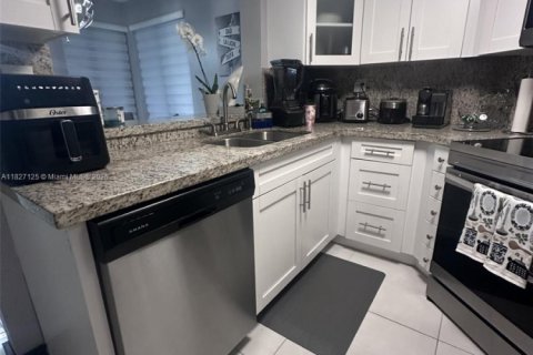 Condo in Miami, Florida, 2 bedrooms  № 1800835 - photo 10