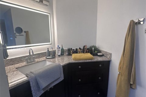 Condo in Miami, Florida, 2 bedrooms  № 1800835 - photo 16