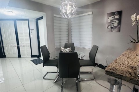 Condo in Miami, Florida, 2 bedrooms  № 1800835 - photo 5