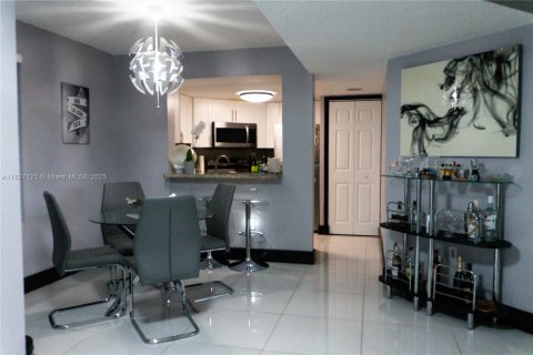 Condo in Miami, Florida, 2 bedrooms  № 1800835 - photo 4