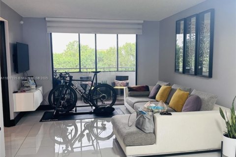 Condo in Miami, Florida, 2 bedrooms  № 1800835 - photo 3