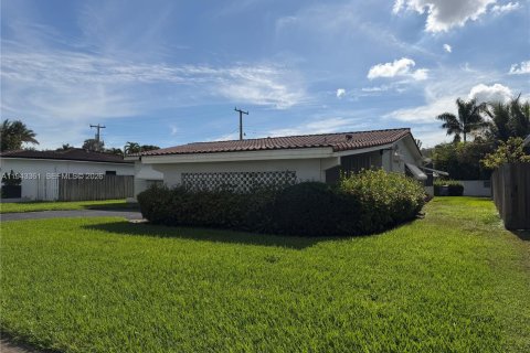 House in Hollywood, Florida 3 bedrooms, 157.1 sq.m. № 1999595 - photo 2