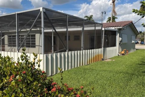 House in Hollywood, Florida 3 bedrooms, 157.1 sq.m. № 1999595 - photo 5