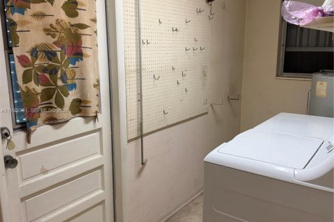 House in Hollywood, Florida 3 bedrooms, 157.1 sq.m. № 1999595 - photo 11