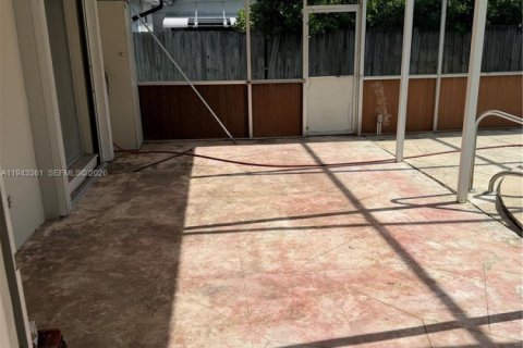 House in Hollywood, Florida 3 bedrooms, 157.1 sq.m. № 1999595 - photo 7