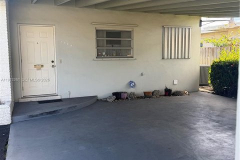 House in Hollywood, Florida 3 bedrooms, 157.1 sq.m. № 1999595 - photo 3