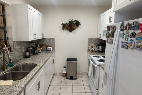 Touwnhouse à vendre à Miami, Floride: 3 chambres, 98.57 m2 № 1929325 - photo 13